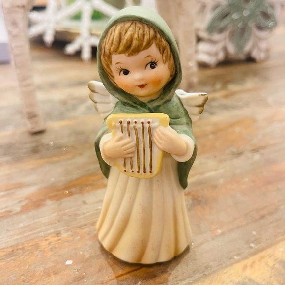 Collector’s Item-Fenton China -Angel playing Harp excellent condition like new - Picture 2 of 7